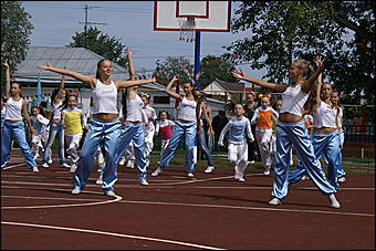 23 августа 2009 г., Барнаул   Открытие спортивной площадки в Железнодорожном районе Барнаула 