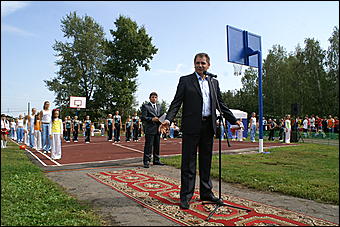 23 августа 2009 г., Барнаул   Открытие спортивной площадки в Железнодорожном районе Барнаула 