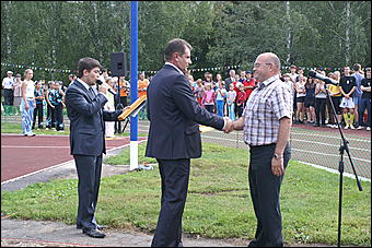 23 августа 2009 г., Барнаул   Открытие спортивной площадки в Железнодорожном районе Барнаула 