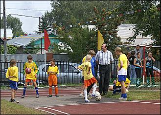 23 августа 2009 г., Барнаул   Открытие спортивной площадки в Железнодорожном районе Барнаула 