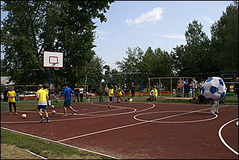 23 августа 2009 г., Барнаул   Открытие спортивной площадки в Железнодорожном районе Барнаула 