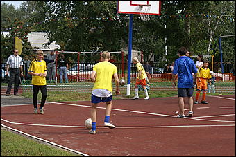 23 августа 2009 г., Барнаул   Открытие спортивной площадки в Железнодорожном районе Барнаула 