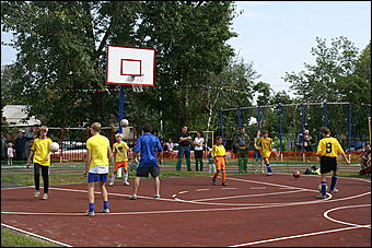 23 августа 2009 г., Барнаул   Открытие спортивной площадки в Железнодорожном районе Барнаула 