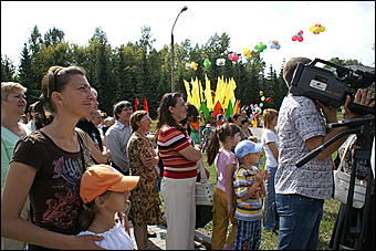 23 августа 2009 г., Барнаул   Открытие спортивной площадки в Железнодорожном районе Барнаула 