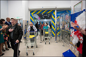 20 апрель 2016 г., Барнаул © Амител Вячеслав Мельников   Когда тележка дороже золота. Открытие новой "Ленты". Фоторепортаж
