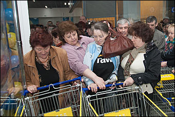 20 апрель 2016 г., Барнаул © Амител Вячеслав Мельников   Когда тележка дороже золота. Открытие новой "Ленты". Фоторепортаж
