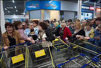 20 апрель 2016 г., Барнаул © Амител Вячеслав Мельников   Когда тележка дороже золота. Открытие новой "Ленты". Фоторепортаж
