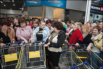 20 апрель 2016 г., Барнаул © Амител Вячеслав Мельников   Когда тележка дороже золота. Открытие новой "Ленты". Фоторепортаж
