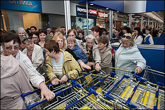 20 апрель 2016 г., Барнаул © Амител Вячеслав Мельников   Когда тележка дороже золота. Открытие новой "Ленты". Фоторепортаж
