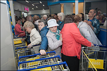 20 апрель 2016 г., Барнаул © Амител Вячеслав Мельников   Когда тележка дороже золота. Открытие новой "Ленты". Фоторепортаж
