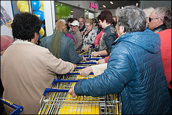 20 апрель 2016 г., Барнаул © Амител Вячеслав Мельников   Когда тележка дороже золота. Открытие новой "Ленты". Фоторепортаж
