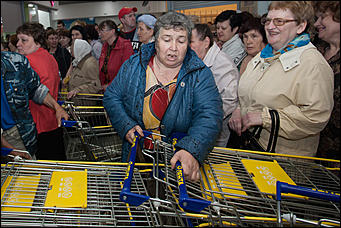 20 апрель 2016 г., Барнаул © Амител Вячеслав Мельников   Когда тележка дороже золота. Открытие новой "Ленты". Фоторепортаж
