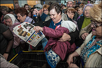 20 апрель 2016 г., Барнаул © Амител Вячеслав Мельников   Когда тележка дороже золота. Открытие новой "Ленты". Фоторепортаж
