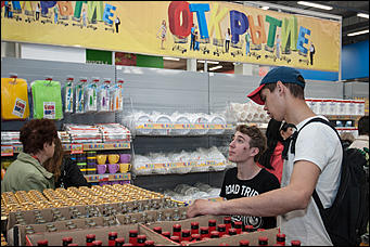 20 апрель 2016 г., Барнаул © Амител Вячеслав Мельников   Когда тележка дороже золота. Открытие новой "Ленты". Фоторепортаж
