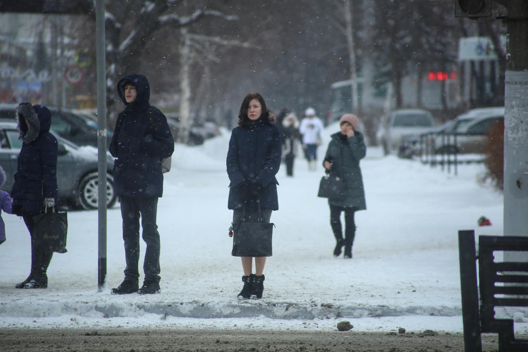 Тепло ли там. Люди зимой на улице. Люди зимой в России. Люди на улице зимой Россия. Люди разговаривают на улице зимой.
