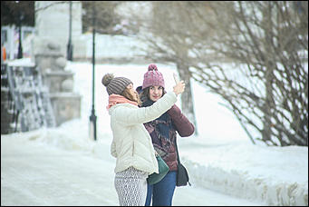 12 января 2018 г., Барнаул. Екатерина Смолихина   Тепло ли тебе, девица: жительницы Барнаула на зимних улицах