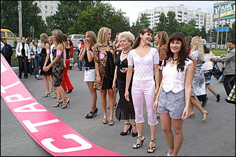 19 июня 2008 г., Барнаул   В Барнауле впервые состоялся забег на "шпильках"