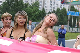 19 июня 2008 г., Барнаул   В Барнауле впервые состоялся забег на "шпильках"