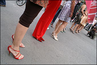 19 июня 2008 г., Барнаул   В Барнауле впервые состоялся забег на "шпильках"