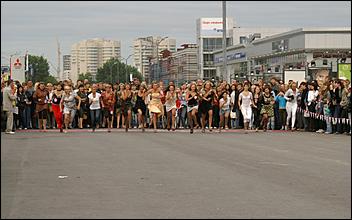 19 июня 2008 г., Барнаул   В Барнауле впервые состоялся забег на "шпильках"