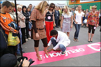 19 июня 2008 г., Барнаул   В Барнауле впервые состоялся забег на "шпильках"