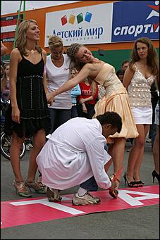19 июня 2008 г., Барнаул   В Барнауле впервые состоялся забег на "шпильках"