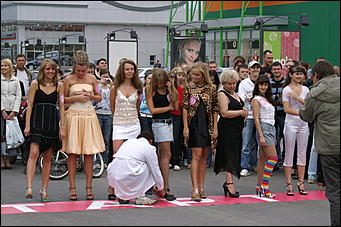 19 июня 2008 г., Барнаул   В Барнауле впервые состоялся забег на "шпильках"