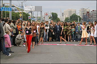 19 июня 2008 г., Барнаул   В Барнауле впервые состоялся забег на "шпильках"