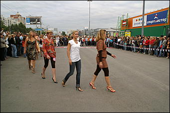 19 июня 2008 г., Барнаул   В Барнауле впервые состоялся забег на "шпильках"