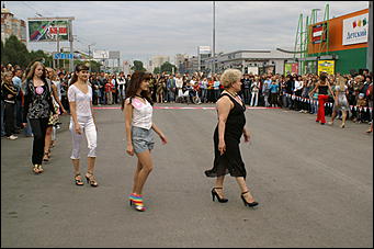 19 июня 2008 г., Барнаул   В Барнауле впервые состоялся забег на "шпильках"