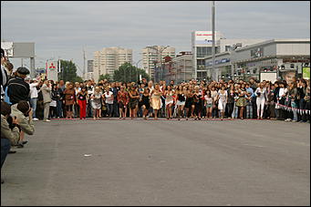 19 июня 2008 г., Барнаул   В Барнауле впервые состоялся забег на "шпильках"