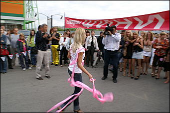 19 июня 2008 г., Барнаул   В Барнауле впервые состоялся забег на "шпильках"