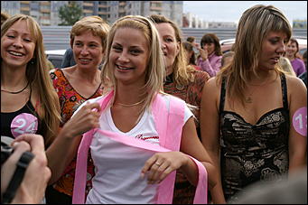 19 июня 2008 г., Барнаул   В Барнауле впервые состоялся забег на "шпильках"