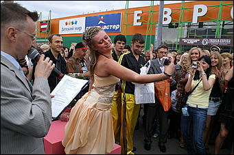 19 июня 2008 г., Барнаул   В Барнауле впервые состоялся забег на "шпильках"