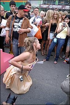 19 июня 2008 г., Барнаул   В Барнауле впервые состоялся забег на "шпильках"