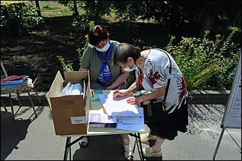 25 июня 2020 г., Барнаул. Екатерина Смолихина   Бюллетень, маска и перчатки. Как в Барнауле стартовало голосование по поправках в Конституцию 