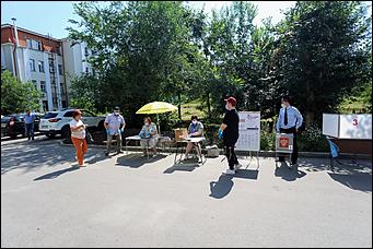 25 июня 2020 г., Барнаул. Екатерина Смолихина   Бюллетень, маска и перчатки. Как в Барнауле стартовало голосование по поправках в Конституцию 