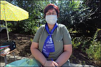 25 июня 2020 г., Барнаул. Екатерина Смолихина   Бюллетень, маска и перчатки. Как в Барнауле стартовало голосование по поправках в Конституцию 