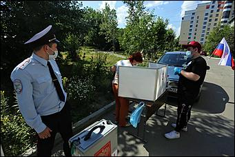 25 июня 2020 г., Барнаул. Екатерина Смолихина   Бюллетень, маска и перчатки. Как в Барнауле стартовало голосование по поправках в Конституцию 