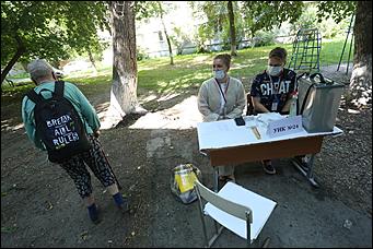 25 июня 2020 г., Барнаул. Екатерина Смолихина   Бюллетень, маска и перчатки. Как в Барнауле стартовало голосование по поправках в Конституцию 