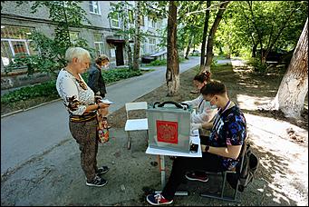 25 июня 2020 г., Барнаул. Екатерина Смолихина   Бюллетень, маска и перчатки. Как в Барнауле стартовало голосование по поправках в Конституцию 