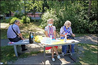 25 июня 2020 г., Барнаул. Екатерина Смолихина   Бюллетень, маска и перчатки. Как в Барнауле стартовало голосование по поправках в Конституцию 