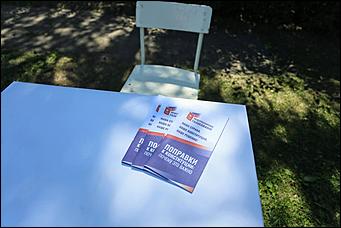 25 июня 2020 г., Барнаул. Екатерина Смолихина   Бюллетень, маска и перчатки. Как в Барнауле стартовало голосование по поправках в Конституцию 