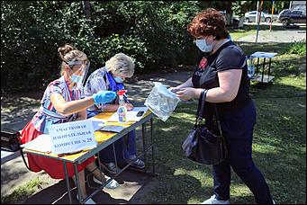 25 июня 2020 г., Барнаул. Екатерина Смолихина   Бюллетень, маска и перчатки. Как в Барнауле стартовало голосование по поправках в Конституцию 