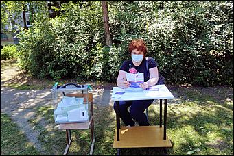 25 июня 2020 г., Барнаул. Екатерина Смолихина   Бюллетень, маска и перчатки. Как в Барнауле стартовало голосование по поправках в Конституцию 