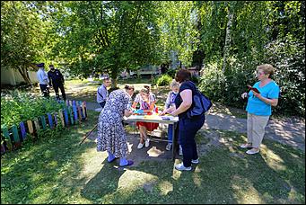 25 июня 2020 г., Барнаул. Екатерина Смолихина   Бюллетень, маска и перчатки. Как в Барнауле стартовало голосование по поправках в Конституцию 