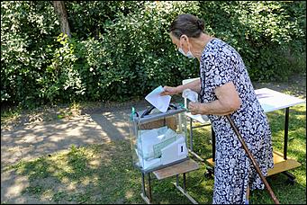 25 июня 2020 г., Барнаул. Екатерина Смолихина   Бюллетень, маска и перчатки. Как в Барнауле стартовало голосование по поправках в Конституцию 