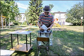 25 июня 2020 г., Барнаул. Екатерина Смолихина   Бюллетень, маска и перчатки. Как в Барнауле стартовало голосование по поправках в Конституцию 