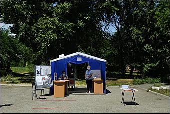 25 июня 2020 г., Барнаул. Екатерина Смолихина   Бюллетень, маска и перчатки. Как в Барнауле стартовало голосование по поправках в Конституцию 