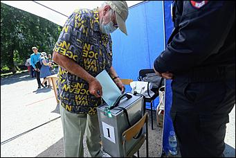 25 июня 2020 г., Барнаул. Екатерина Смолихина   Бюллетень, маска и перчатки. Как в Барнауле стартовало голосование по поправках в Конституцию 